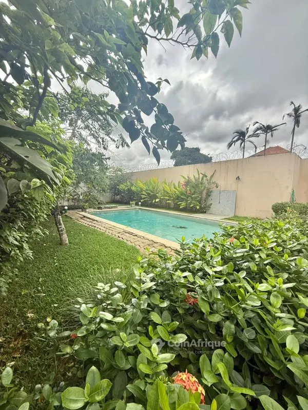 Villa basse 5 pièces avec piscine — Cocody 2 Plateaux Vallon