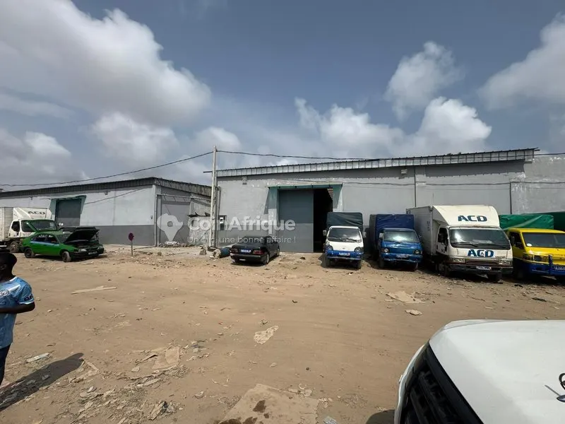 2 dépôts logistiques 550 m² et 450 m² — Koumassi