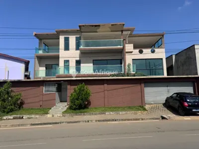 Triplex 10 pièces avec piscine — Bingerville Féh Késsé