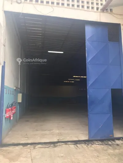 Entrepôt 1250 m² couvert + 3500 m² de cours — Nouvelle Zone Industrielle