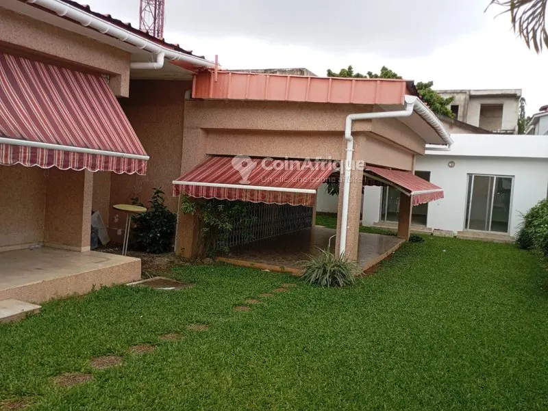 Villa basse 7 pièces avec piscine — Riviera 3