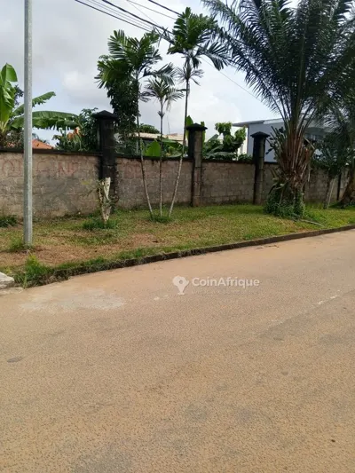Lot 1100 m² entre 3 voies — Cocody Riviera Golf