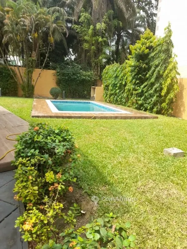 Villa basse 6 pièces avec piscine — Marcory