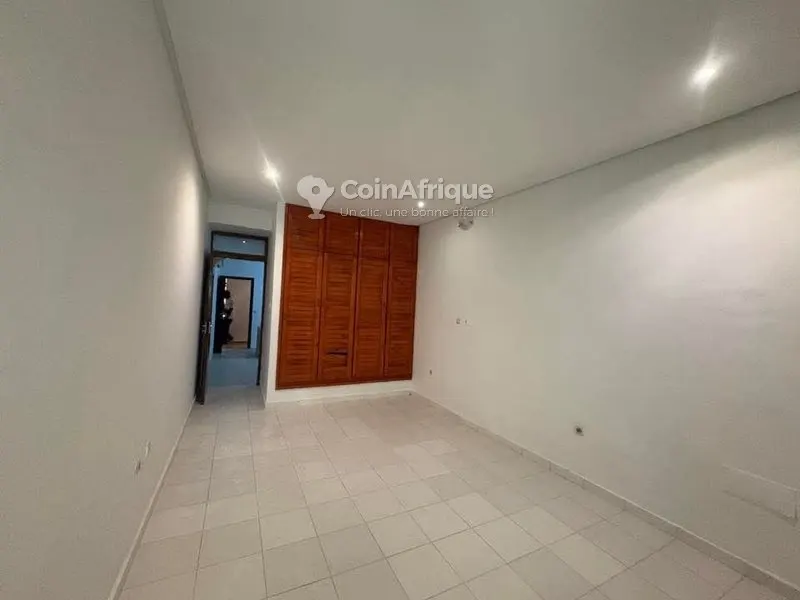 Villa 8 pièces avec jardin et parking — Marcory Zone 4
