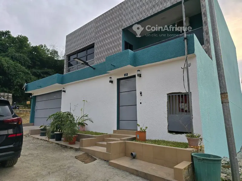 Villa duplex avec jardin — Bingerville