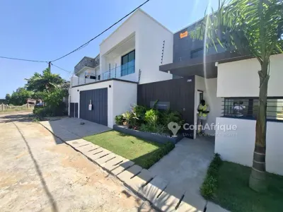 Villa duplex 6 pièces avec garage — Riviera Synacassi