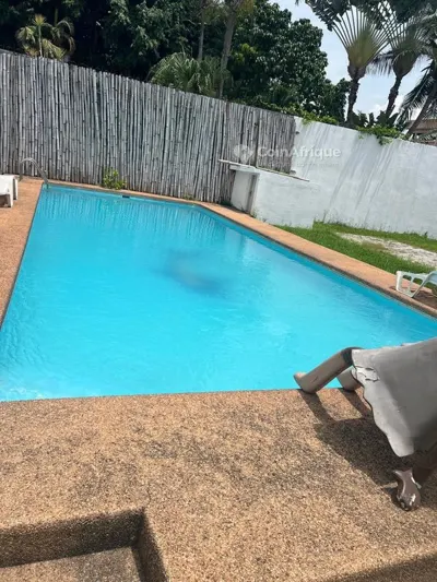 Villa basse 6 pièces avec piscine — Marcory Zone 4
