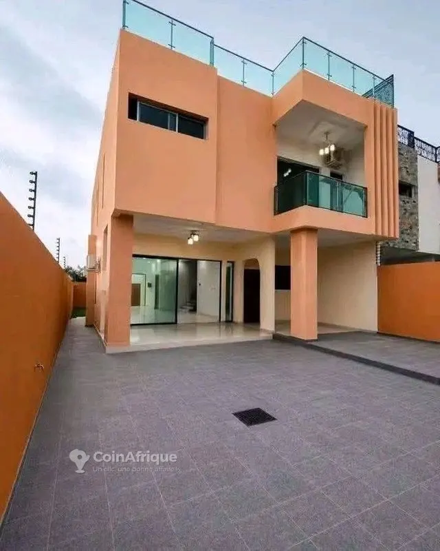 Villa duplex 6 pièces haut standing avec vue lagunaire — Bingerville Anan Gbontchui