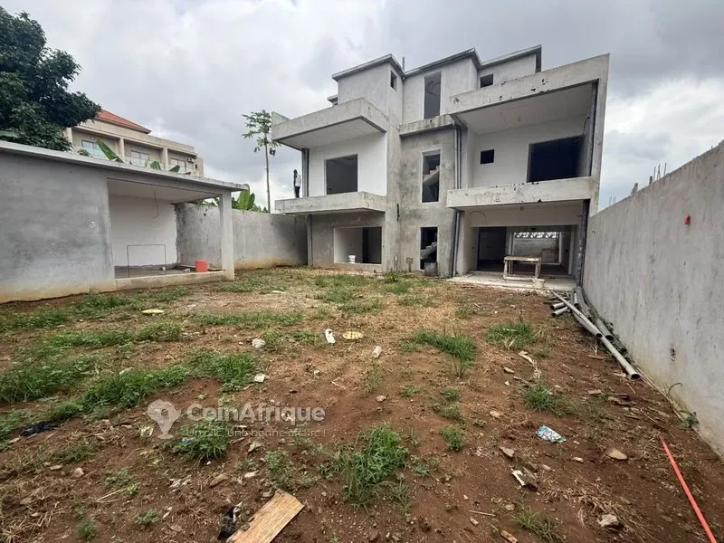 Villa triplex 6 pièces avec piscine — Cocody Angré Djorogobité