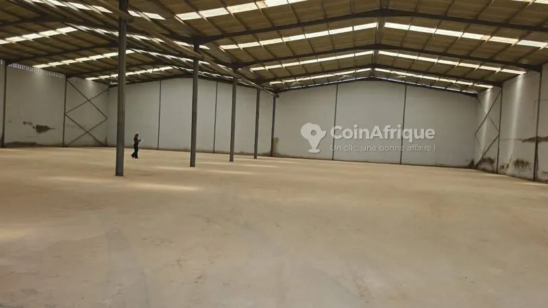 Entrepôt 3 000 m² avec zone industrielle — Yopougon PK25