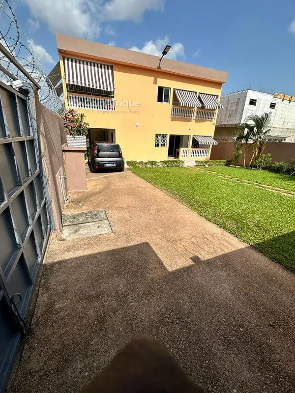 Villa 8 pièces avec rooftop — Cocody Deux Plateaux