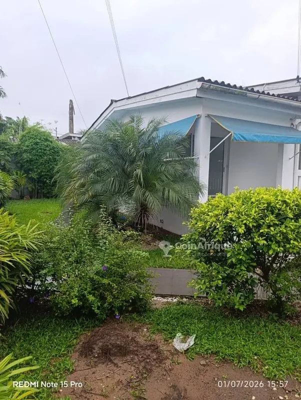 Villa basse 8 pièces avec 5 chambres et garage — Cocody Les 2 Plateaux