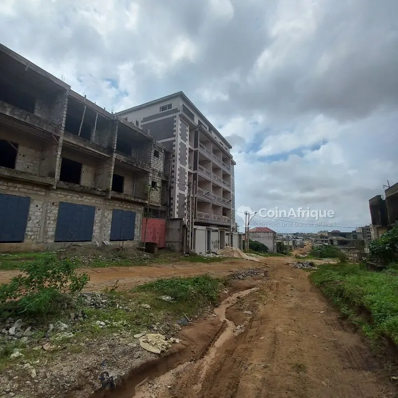 Immeuble R+3 avec 22 appartements et 4 magasins — Bingerville Aghien Djorobité