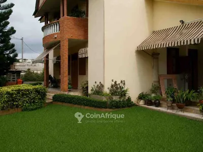 Villa 8 pièces avec jardin et garage — Cocody Riviera Palmeraie
