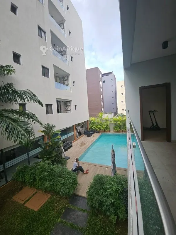 Appartement 4 pièces avec piscine et salle de sport — Cocody Riviera