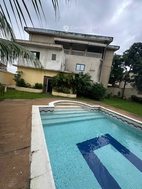 Villa 7 pièces avec piscine — Cocody Riviera 2