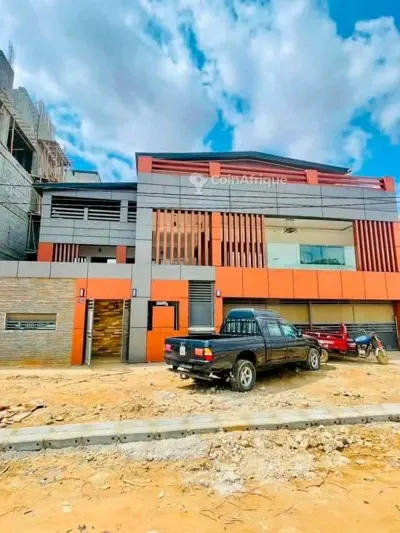 Villa triplex 10 pièces — Cocody Angré CHU
