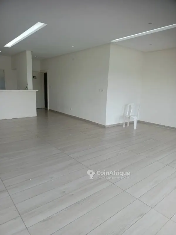 Appartement 3 pièces avec ascenseur et piscine — Cocody 2 Plateaux