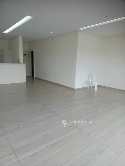 Appartement 3 pièces avec ascenseur et piscine — Cocody 2 Plateaux