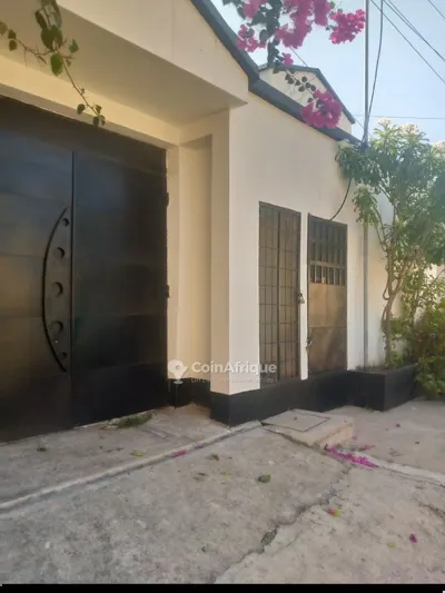 Appartement 3 pièces avec balcon et garage — Cocody Riviera 4
