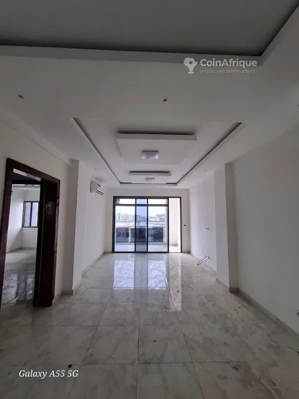 Appartement 3 pièces avec balcon — Cocody Angré CHU