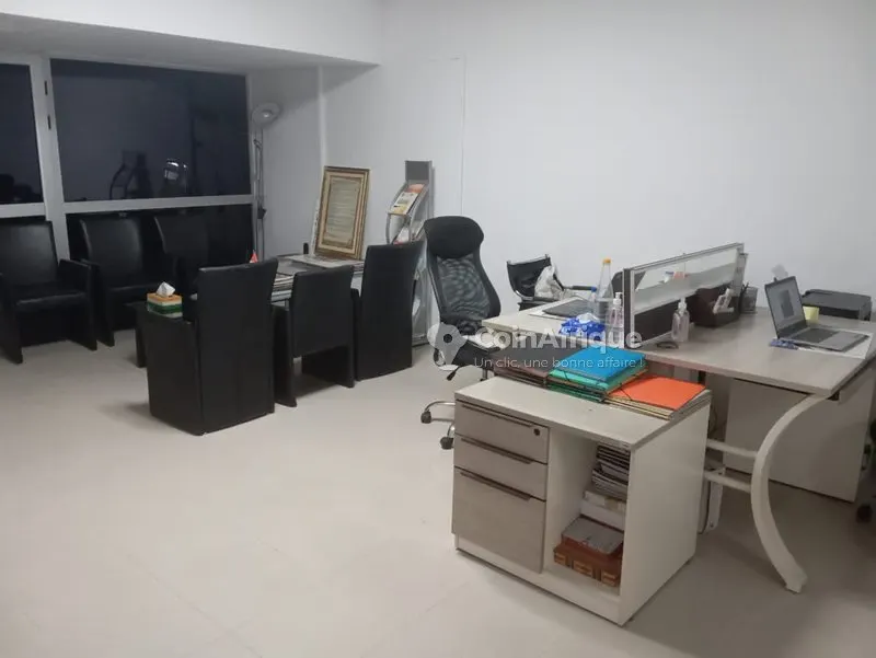 Bureaux & commerces 200 m² — Plateau