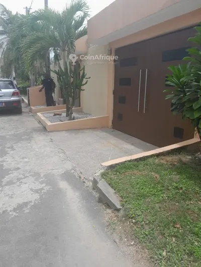Villa basse 4 pièces avec 3 dépendances — Cocody Faya Cité Génie 2000